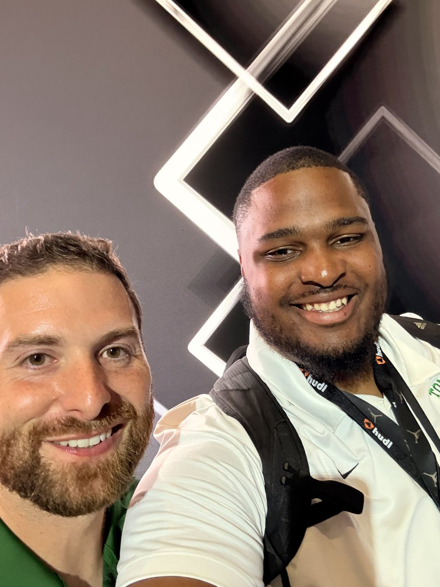 Coach75Anderson's tweet image. One of the first coaches that believed in me and offered me my first scholarship at the time he was at ULM. Words can’t explain how you changed my life. It was great seeing you at the clinic @CoachPowledge @THSCAcoaches