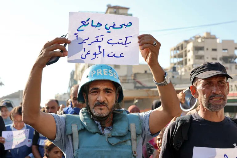 haider_mossawy's tweet image. "صحفيّ جائع.. يكتب تقريراً عن الجوعى"!
#غزة_تموت_جوعاً
