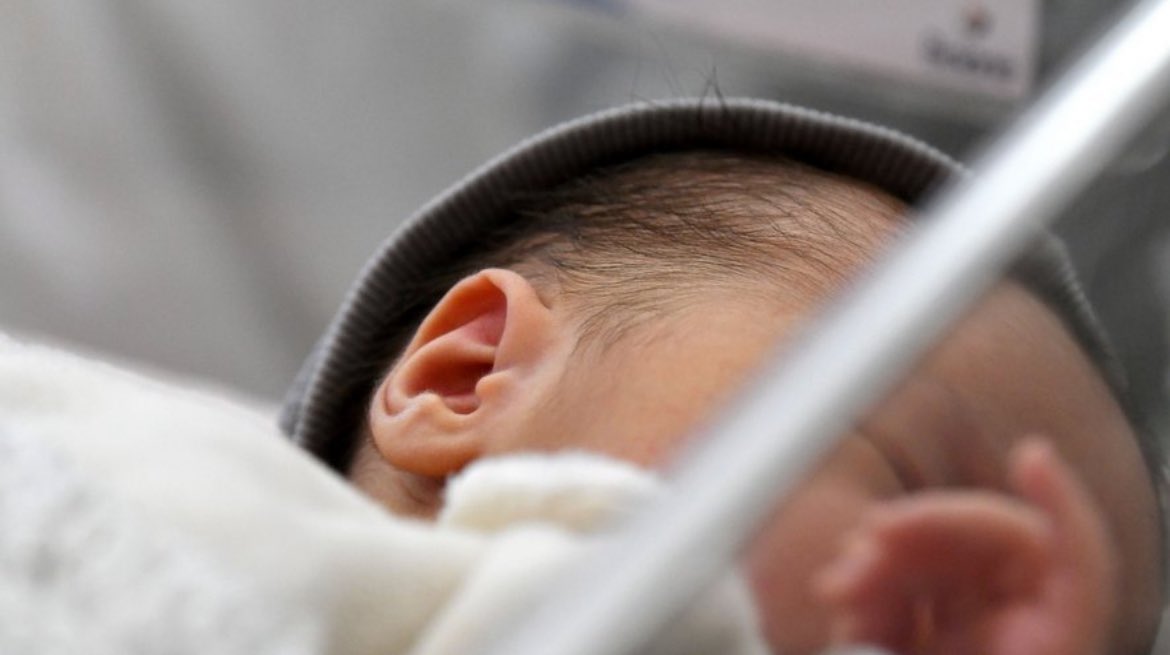 360actufr's tweet image. 🚨🇫🇷 FLASH INFO | Béziers : Des parents mis en examen après le test positif à la cocaïne de leur bébé de 4 mois. Le père a également été mis en examen pour des violences et des menaces de mort au préjudice de la mère du bébé. (Source : 20minutes)