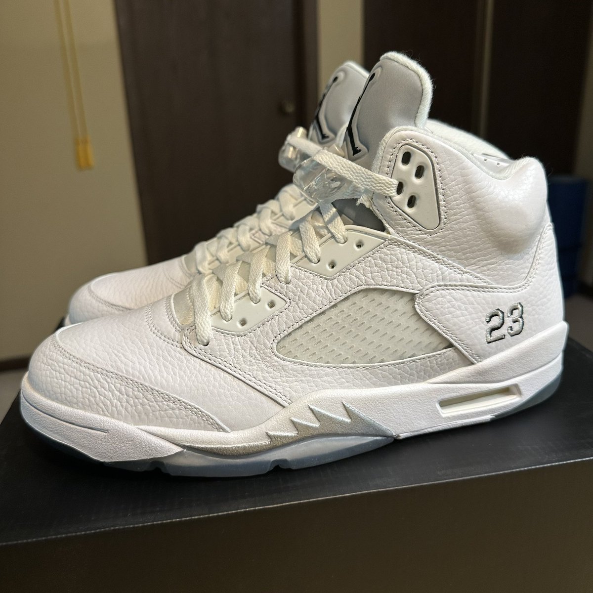 2Two_Nice's tweet image. FOR SALE: Jordan 5 White metallic, Black Grape and Laney. All DS
SIZE: 11
PRIZE: $390 each shipped east coast, west cost add $10.
Please don’t waste both of our time.
Feel free to ask any questions.
Thank you.