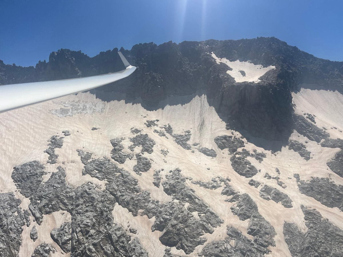 CyNPirineos's tweet image. Fotos del glaciar del Aneto y de La Maladeta del 16 de Julio de 2025 Miércoles tomadas desde un velero de Santa Cilia de Jaca.
Fotos puestas en el foro por Pw-5,.
Espectaculares estas tomas aéreas,en la tercera foto además se ve el Ibón de Cregüeña,Posets,Monte Perdido,Vignemale