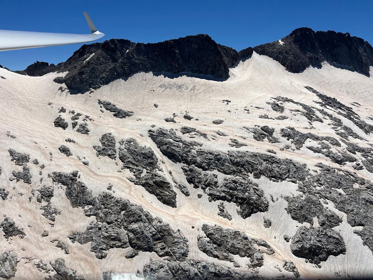 CyNPirineos's tweet image. Fotos del glaciar del Aneto y de La Maladeta del 16 de Julio de 2025 Miércoles tomadas desde un velero de Santa Cilia de Jaca.
Fotos puestas en el foro por Pw-5,.
Espectaculares estas tomas aéreas,en la tercera foto además se ve el Ibón de Cregüeña,Posets,Monte Perdido,Vignemale
