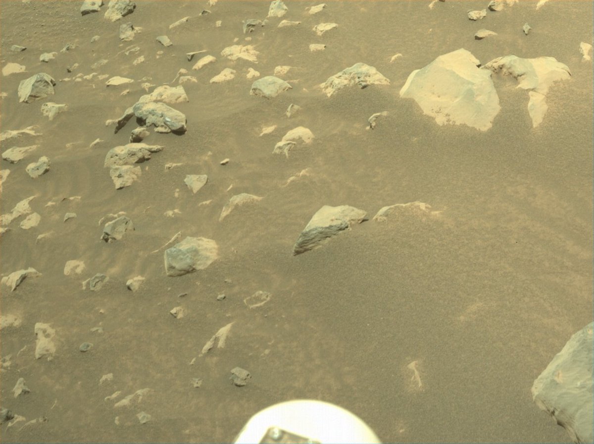 NASAhistory's tweet image. Views from the surface of Mars: 49 years ago ↙️ and last week ↘️
The Viking 1 Lander made the first truly successful landing on Mars #OTD in 1976, capturing the first ever image from on the Martian surface (left image).
Today, the search for clues about ancient microbial life…
