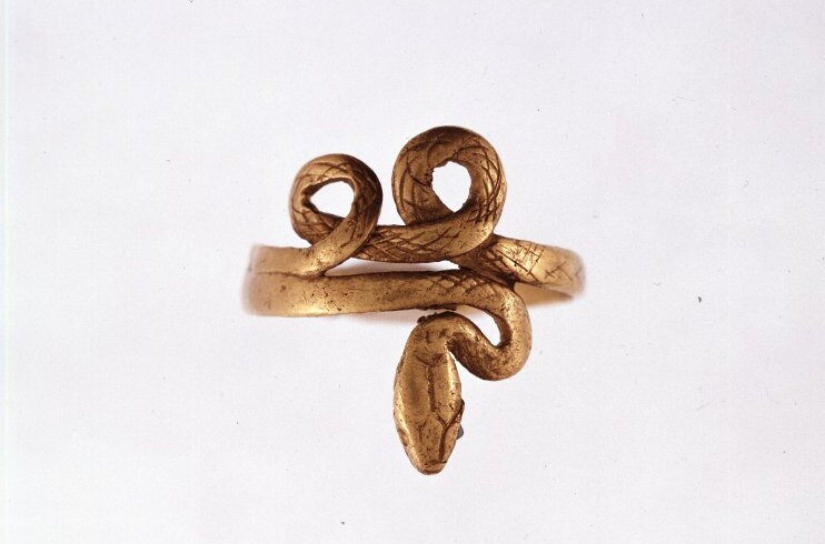 archaeologyart's tweet image. Gold ring depicting a serpent coiled in a spiral form, Roman period, c. 1st century BC – 2nd century AD. Collection: British Museum.