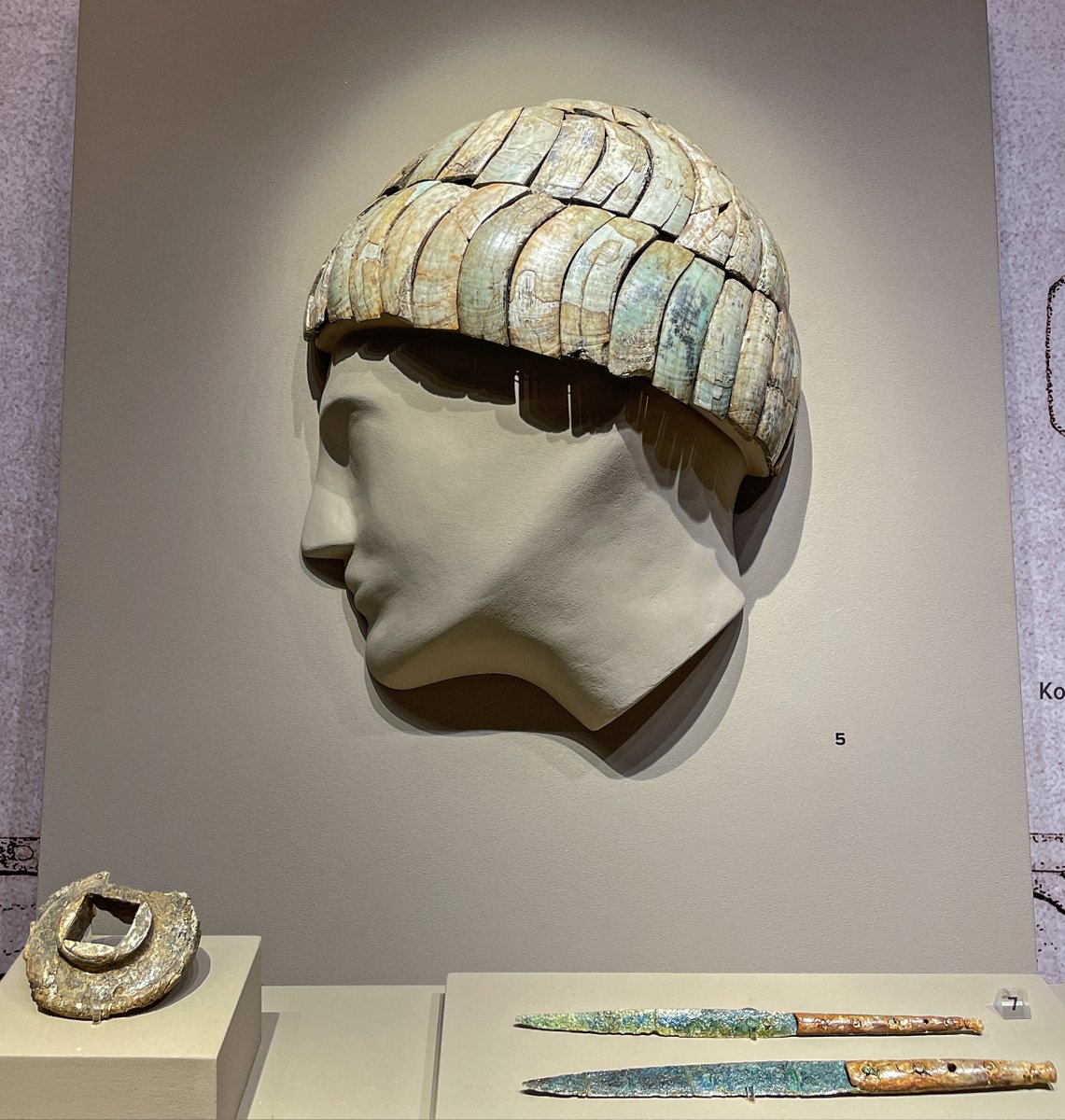 OptimoPrincipi's tweet image. Boar tusk helmet dating to around 1500 BC, from Tomb 2 of the Mycenaean cemetery at Koukounara, Greece. Archaeological Museum of Pylos