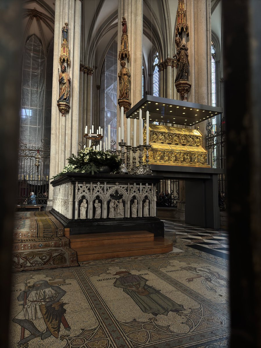 deusimpera's tweet image. Fun fact: The Shrine of the Three Kings, containing the relics of the Biblical Magi, is located in Cologne Cathedral.
