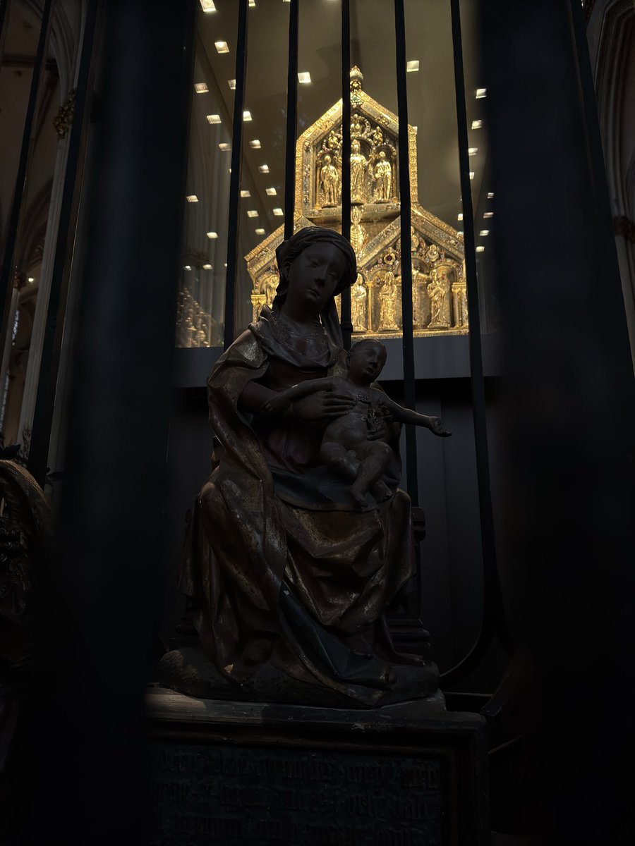 deusimpera's tweet image. Fun fact: The Shrine of the Three Kings, containing the relics of the Biblical Magi, is located in Cologne Cathedral.