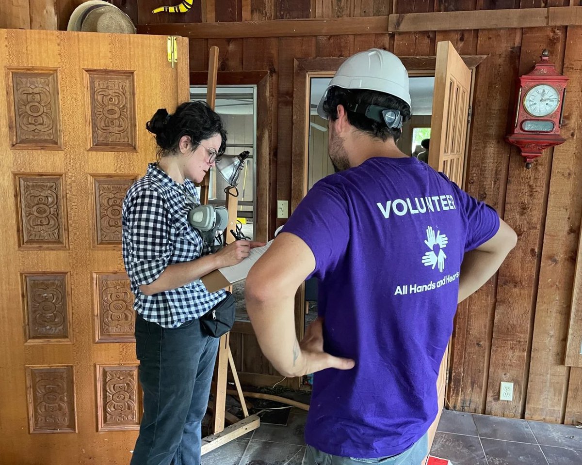AllHandsHearts's tweet image. We’ve been going door to door with Center Point Fire Dept in Kerr County TX, listening to homeowners, seeing the damage firsthand, and helping plan next steps. These assessments guide where we send teams for cleanup, mold remediation, and support for unmet needs.