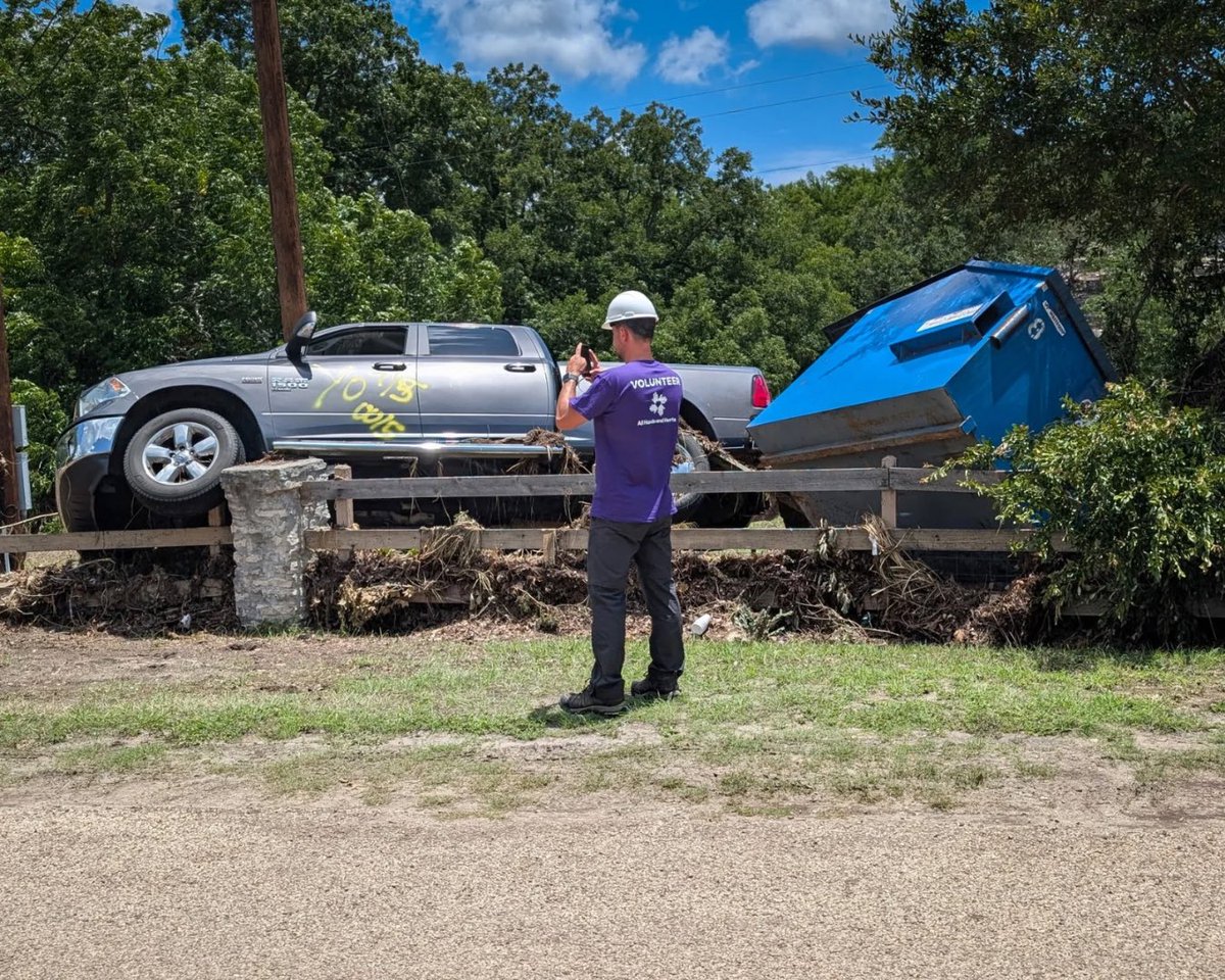 AllHandsHearts's tweet image. We’ve been going door to door with Center Point Fire Dept in Kerr County TX, listening to homeowners, seeing the damage firsthand, and helping plan next steps. These assessments guide where we send teams for cleanup, mold remediation, and support for unmet needs.