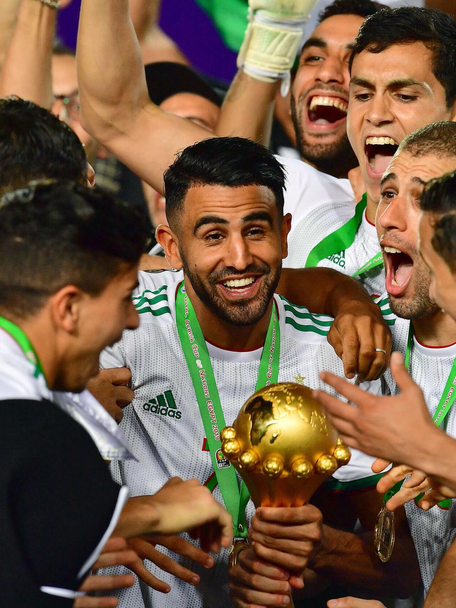 ActuDZ_'s tweet image. ๐ฌ Riyad Mahrez :
ยซ On a prouvรฉ que les africains ๐ฝ๐ฒ๐๐๐ฒ๐ป๐ ๐ท๐ผ๐๐ฒ๐ฟ ๐ฑ๐ฎ๐ป๐ ๐ฑ๐ฒ๐ ๐ด๐ฟ๐ฎ๐ป๐ฑ๐ ๐ฐ๐น๐๐ฏ๐. Il n'est plus nรฉcessaire de jouer la montre, c'est nรฉgatif pour le joueur. Si tu te sens algรฉrien, tu viens, sinon il faut le dire dรจs le dรฉbut. ยป
(@lequipe)