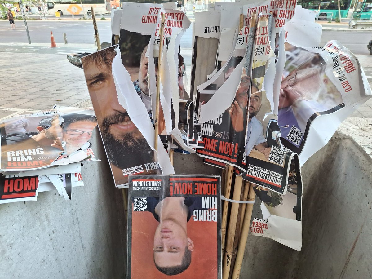 bar_peleg's tweet image. עוד יום ועוד שלטי חטופים שנקרעים ומושחתים בשער בגין בשעות הלילה על ידי אלמונים. גם לזוועה הזו של חילול תמונות חטופים בכל רחבי הארץ התרגלנו