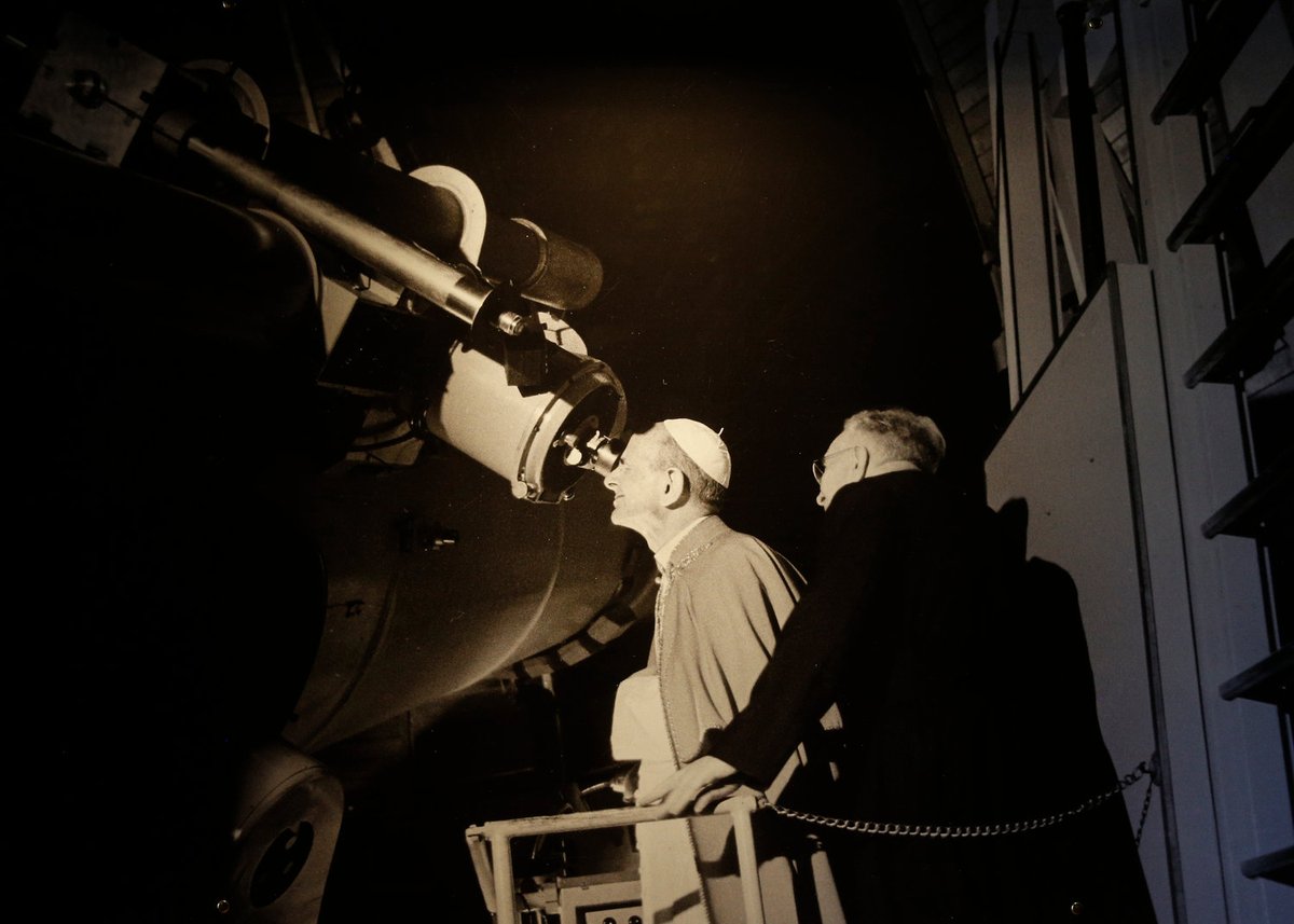 CatholicNewsSvc's tweet image. Today is the anniversary of the 1st crewed landing on the moon July 20, 1969. Pope Leo XIV visited the Vatican Observatory in Castel Gandolfo to mark the day. Fun fact: Pope Paul VI watched the landing happen, first on TV, then w/ the same telescope. (CNS photos/Vatican Media)
