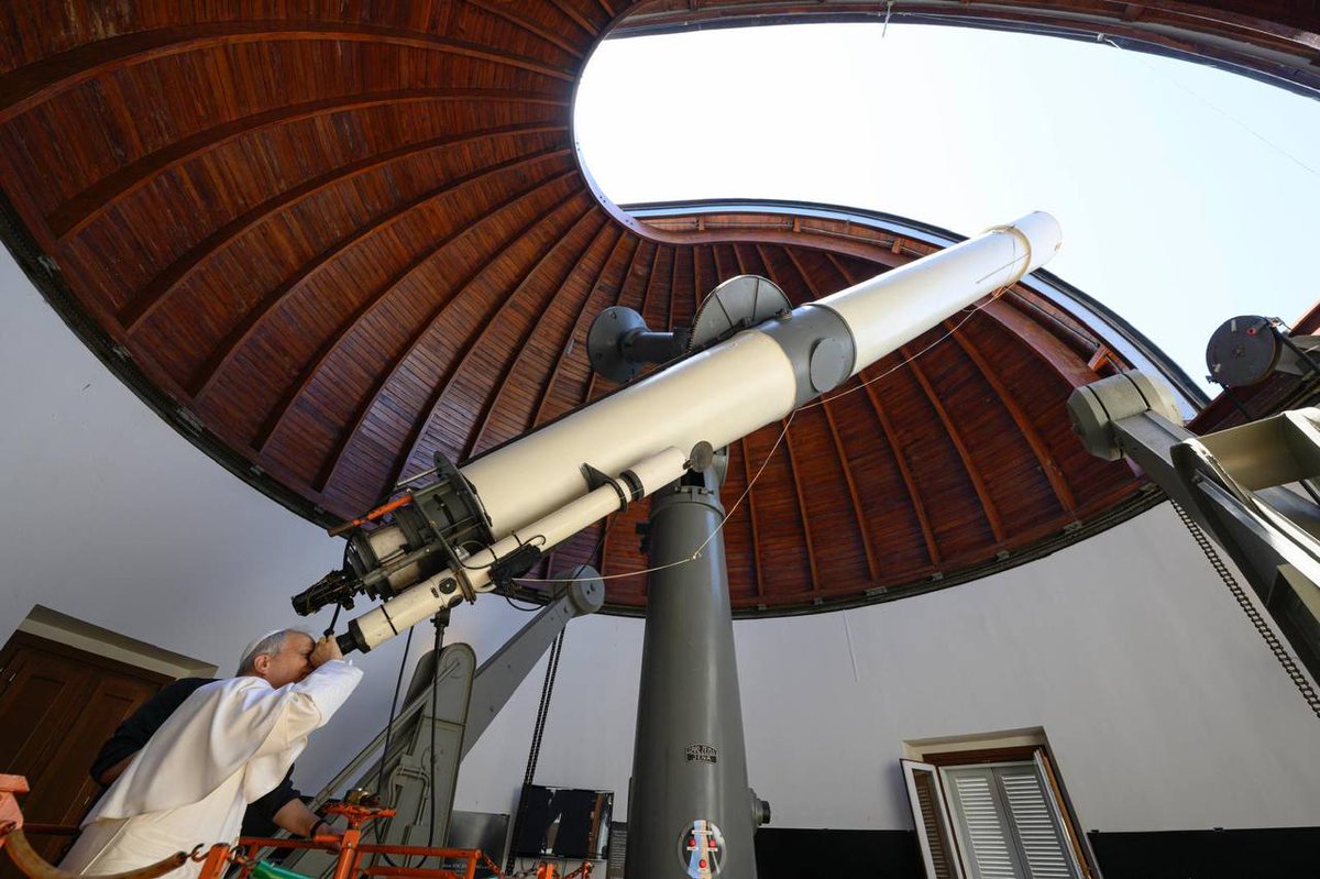 CatholicNewsSvc's tweet image. Today is the anniversary of the 1st crewed landing on the moon July 20, 1969. Pope Leo XIV visited the Vatican Observatory in Castel Gandolfo to mark the day. Fun fact: Pope Paul VI watched the landing happen, first on TV, then w/ the same telescope. (CNS photos/Vatican Media)
