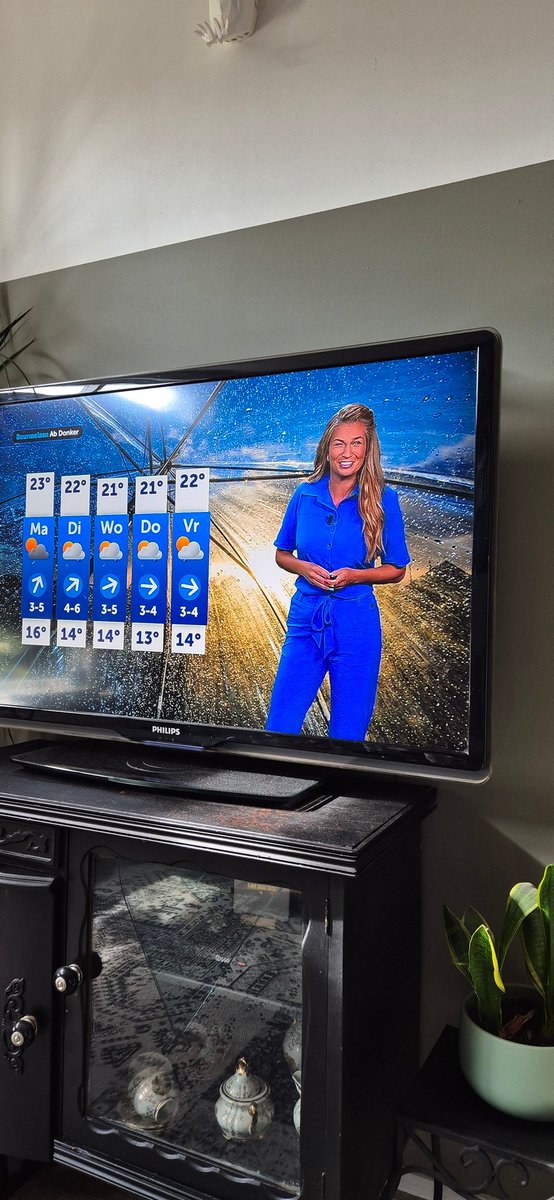 YvValkenburg's tweet photo. Als @LauraOsinga het weer presenteert maakt het niet uit wat voor weer het word zelfs storm en regen geeft ze aan met een glimlach. Wij zijn fan ook word het k*tweer je word gewoon vrolijk van haar. Hoop dat ze nog heel lang onze ochtenden opvrolijkt @SBS6  #weervrouw https://t.co/UjFW3F6Xiq