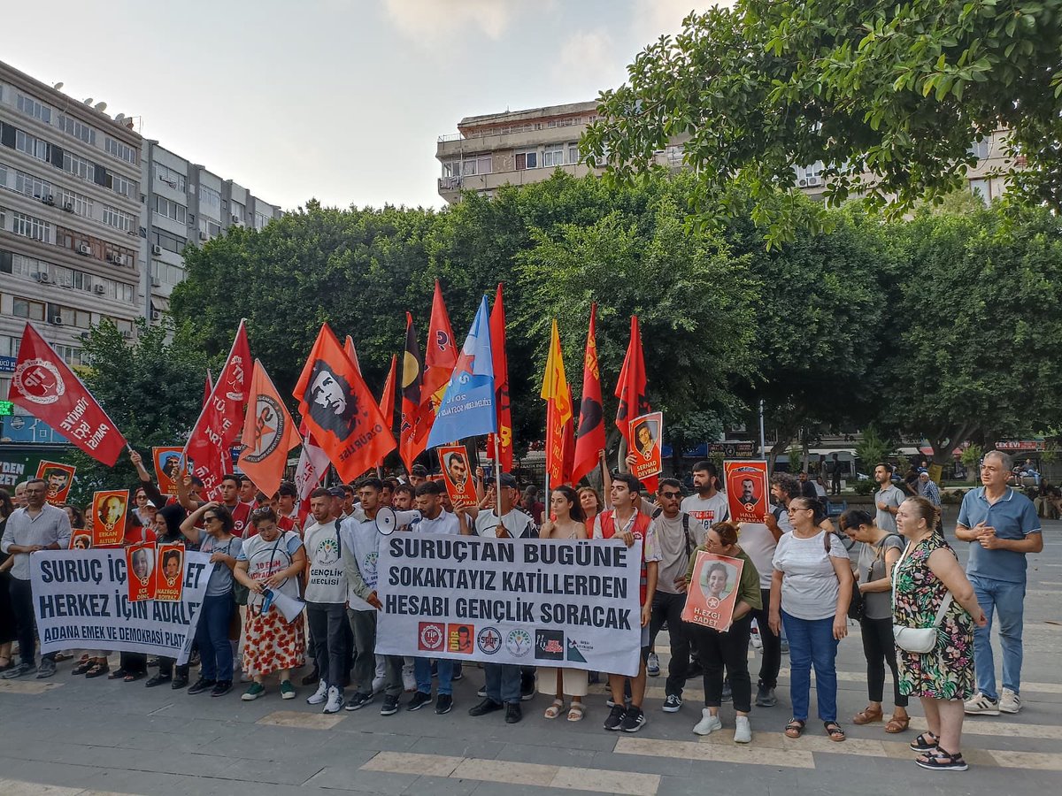 Suruç’ta 33 düş yol arkadaşı IŞİD’in canlı bombasıyla katledildi.
Suruç karanlık ve kanlı savaş siyasetine, içeride baskı ve katliam, dışarıda yayılmacı politikaların tırmanışına açılan kapı oldu.Suruç’un hesabını sormaktan, vazgeçmeyeceğiz. Suruç için adalet, herkes için adalet!