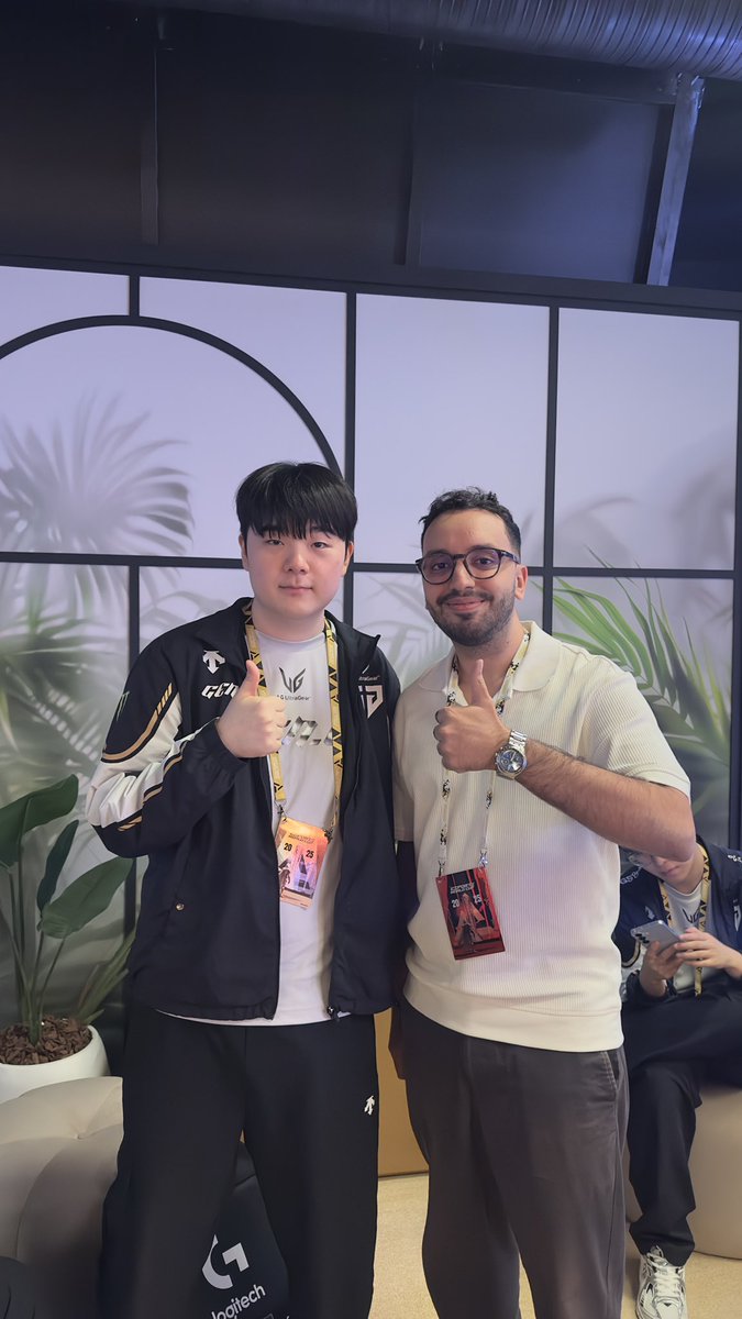 DarkSheep55's tweet image. Gg wp @GenG ! Crazy grand finals at the EWC 🥶
A pic with the best jungler in league of legends Canyon! 🐯