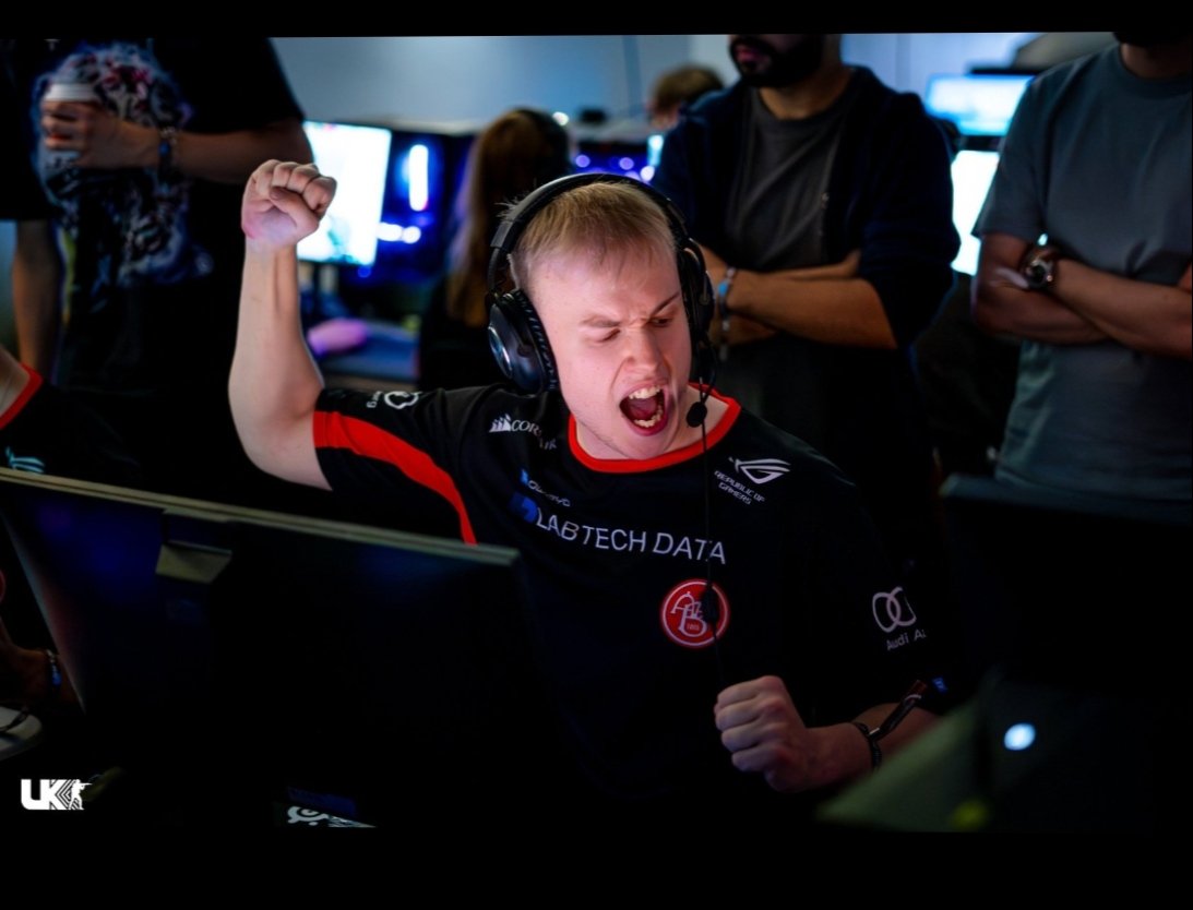 Godt event, gode mennesker og gode øl. 💅 Vi abuser vrs systemet og ender 83 i verden (indtil videre)😎 ingen stemme tilbage, det social batteri brugt og Pogacar foran med 4 minutter, står turen til Danmark. God dag derude🫡 <a href="/AaBesport/">AaB esport</a> <a href="/Boyecsgo/">Boye</a> <a href="/stesso/">Steve Lucido</a> <a href="/TomTheSink/">SinK</a> <a href="/qxcs11/">qxcs</a>