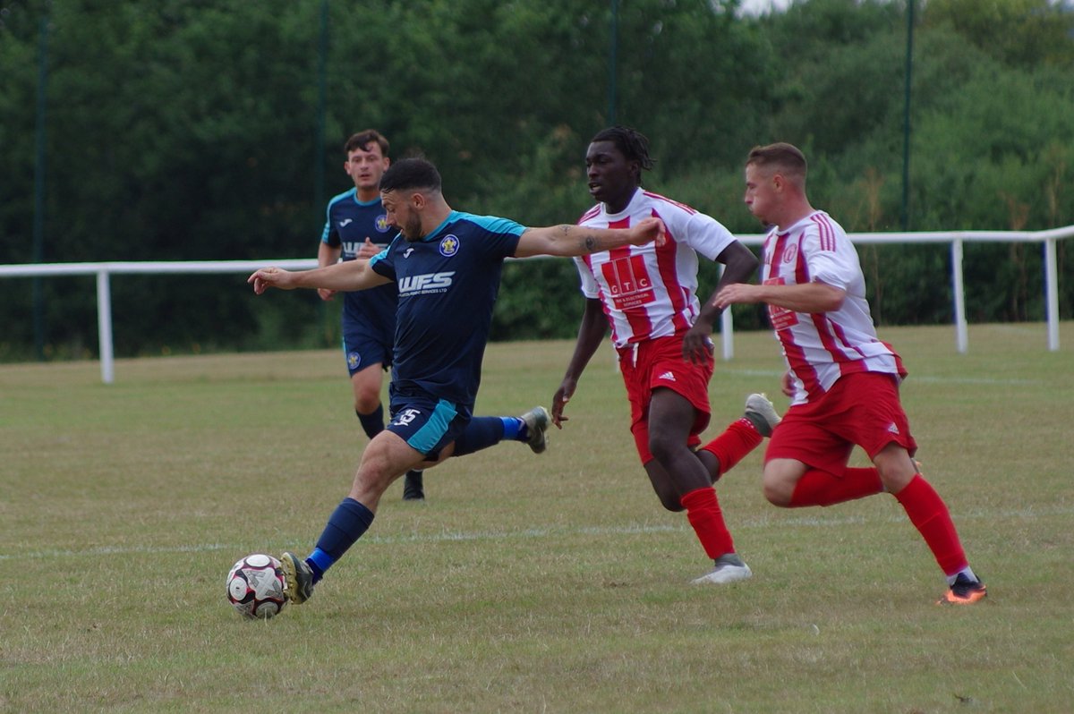 RayleighFootie's tweet image. Some photos📸 as town win 2-1 against Essex senior league side Frenford in their last pre-season game as the countdown⏰ to the big kick off next weekend starts
@NonLeagueCrowd @NonLeagueUK_ @RayleighTownFC1