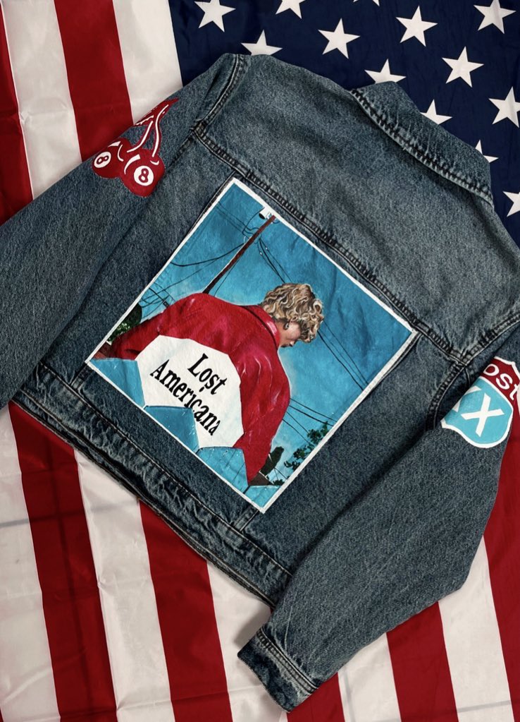 graphxte's tweet image. ready to get lost & clock a number 1 album ππ¦π± #lostamericana
β’
*fun fact the designs on the sleeves are 8cm from the top seam π