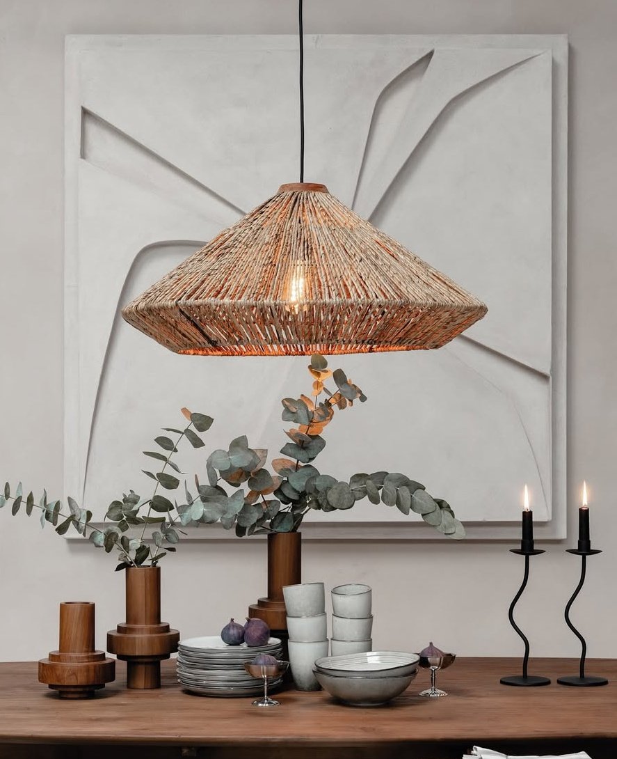 Cava tekniğine göre elle dokunmuş, organik şekle ve rattan çizgilere sahip aydınlatma modelleri ve şık dekoratif ürünleri ile yaşam alanınıza ışıltı katın. ✨️

#cumba #cumbaselection #dbodhi #mobilya #masa #table #sandalye #chair #furniture #dekorasyon #decoration #aydınlatma