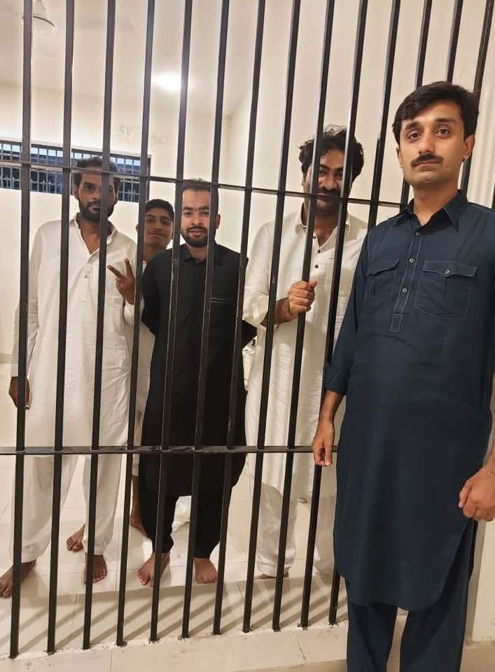 عمران خان کی رہائی کے حق میں آواز بلند کرنے والوں کو جیلوں میں ڈال دیا گیا!

لاہور کی پرامن ریلی سے گرفتار ہونے والے نوجوان:
ملک بلال نذر (صدر انصاف یوتھ ونگ سیالکوٹ)، عدیل گجر، کاشف اور درجنوں دیگر کارکنان…

کیا یہی آئین ہے؟
کیا یہی قانون کی بالادستی ہے؟

جیل کی سلاخیں ہمیں روک