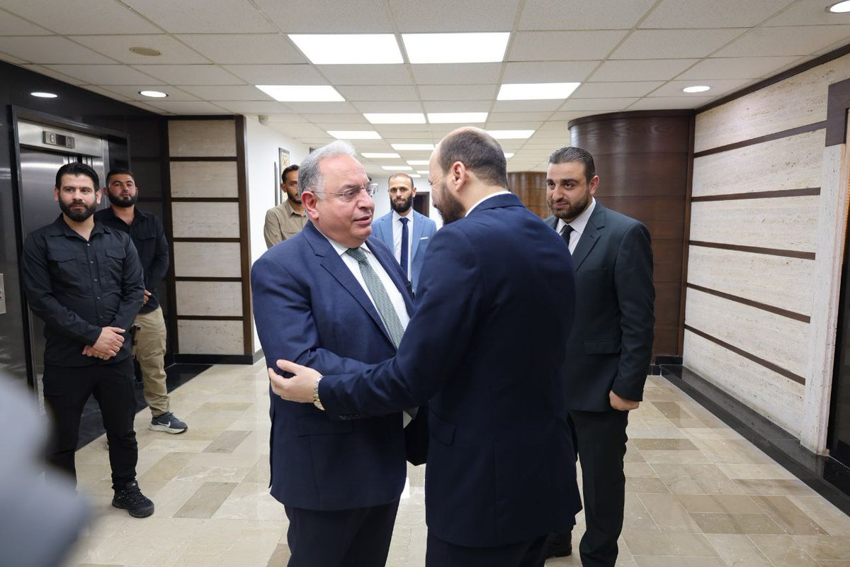 SyrMOfE's tweet image. بحث عدد من القضايا المرتبطة بقطاع الطاقة والكهرباء، وسبل تعزيز التعاون بين الوزارتين في هذا المجال، أبرز النقاط الي تم مناقشتها خلال الاجتماع الذي عقده وزير الطاقة المهندس محمد البشير اليوم مع وزير المالية الدكتور محمد يسر برنية في مبنى وزارة الطاقة.
#وزارة_الطاقة