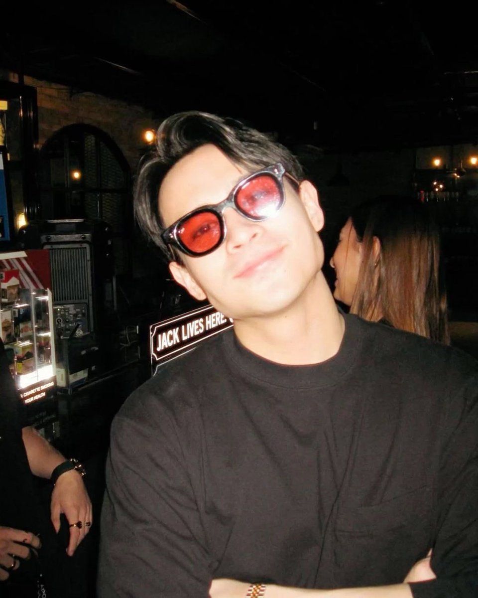 barchorde_tin's tweet photo. 𝙞 𝙬𝙞𝙨𝙝 𝙞 𝙝𝙖𝙩𝙚𝙙 𝙮𝙤𝙪.

in his first day as a graduating senior, robin spots a familiar face in his class — his childhood friend-turned- rival, steph, who left without even saying goodbye at the start of their first year in highschool.

#ralphvee au https://t.co/o979Y9CN7S