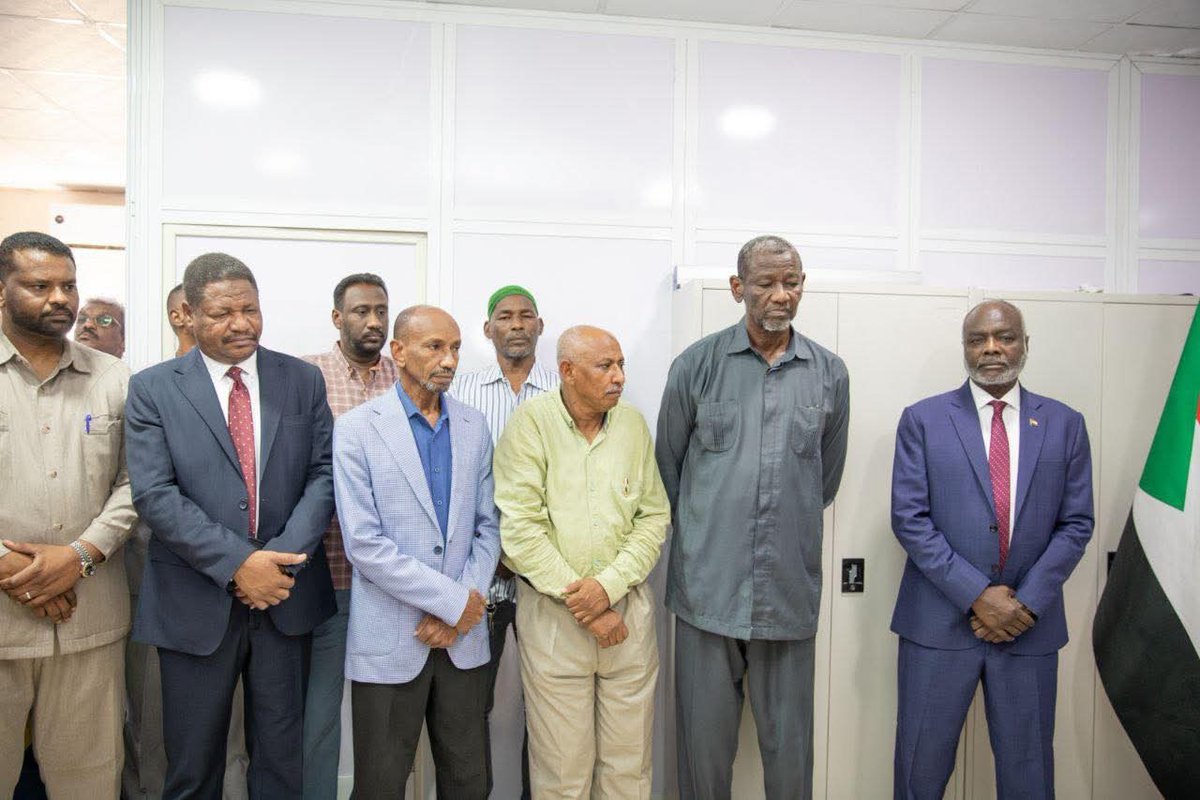 SudanFinance's tweet image. وزير المالية يكشف عن تحديات المرحلة والوكيل يكشف عن برنامج إصلاحي غير مسبوق
كشف د. جبريل إبراهيم وزير المالية والتخطيط الاقتصادي عن أهم تحديات المرحلة متمثلة في مضاعفة الإيرادات لتغطية إحتياجات الدولة ، والتحكم في الصرف ، وتوفير الخدمات الأساسية بولاية الخرطوم وإعادة تأهيلها…