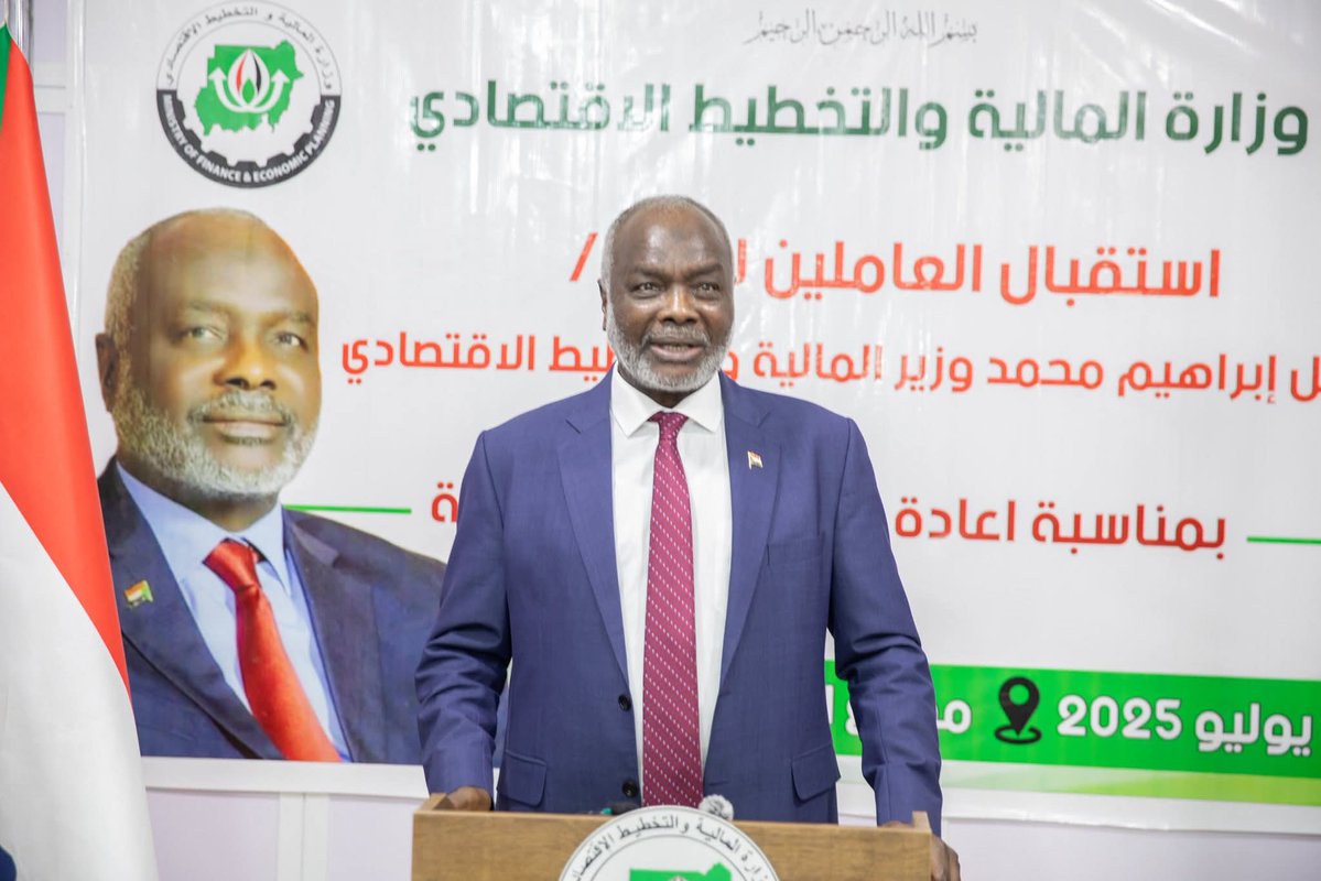 SudanFinance's tweet image. وزير المالية يكشف عن تحديات المرحلة والوكيل يكشف عن برنامج إصلاحي غير مسبوق
كشف د. جبريل إبراهيم وزير المالية والتخطيط الاقتصادي عن أهم تحديات المرحلة متمثلة في مضاعفة الإيرادات لتغطية إحتياجات الدولة ، والتحكم في الصرف ، وتوفير الخدمات الأساسية بولاية الخرطوم وإعادة تأهيلها…