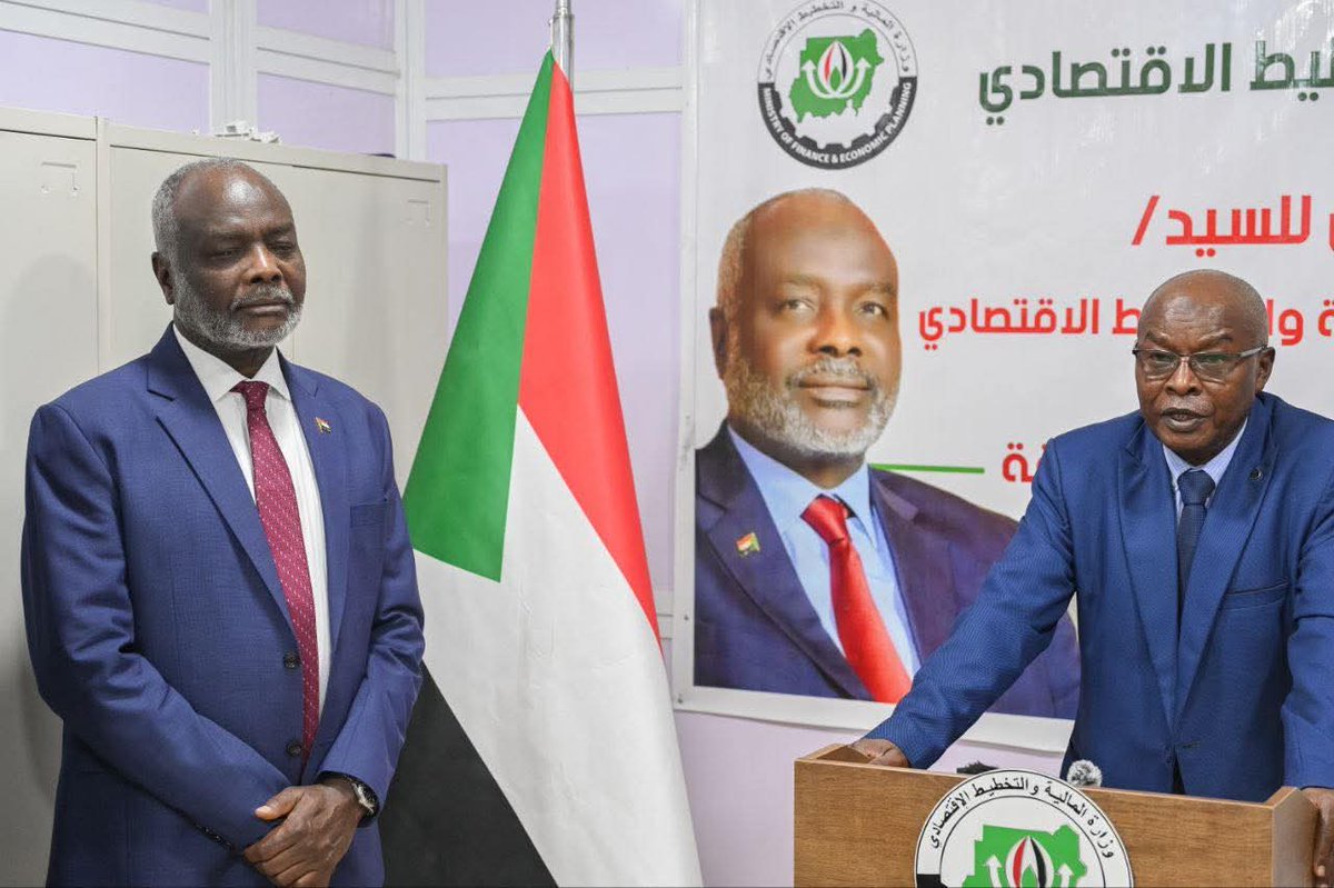 SudanFinance's tweet image. وزير المالية يكشف عن تحديات المرحلة والوكيل يكشف عن برنامج إصلاحي غير مسبوق
كشف د. جبريل إبراهيم وزير المالية والتخطيط الاقتصادي عن أهم تحديات المرحلة متمثلة في مضاعفة الإيرادات لتغطية إحتياجات الدولة ، والتحكم في الصرف ، وتوفير الخدمات الأساسية بولاية الخرطوم وإعادة تأهيلها…