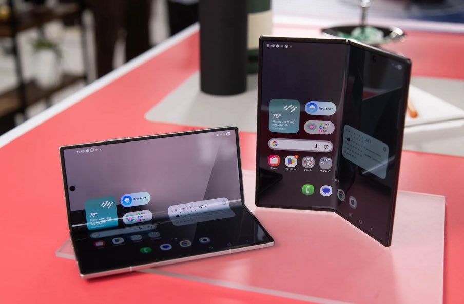 Mau_Albornoz's tweet image. #Ahora: Apple lanzará un iPhone plegable el año que viene, confirma Bloomberg.
- Tendrá un diseño similar al Fold estilo libro
- “Su objetivo es hacer que el pliegue de la pantalla interna sea mucho menos visible y mejorar de forma significativa el mecanismo de la bisagra”