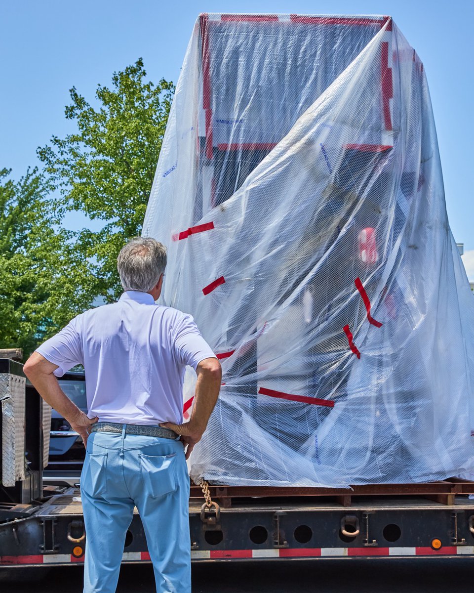 Bob Bettinardi personally welcomed his newest CNC milling machine this week with another investment in American craftsmanship and precision engineering. As we continue to grow, one thing remains the same: every Bettinardi putter is proudly milled in the USA. 🛠️ 🇺🇸