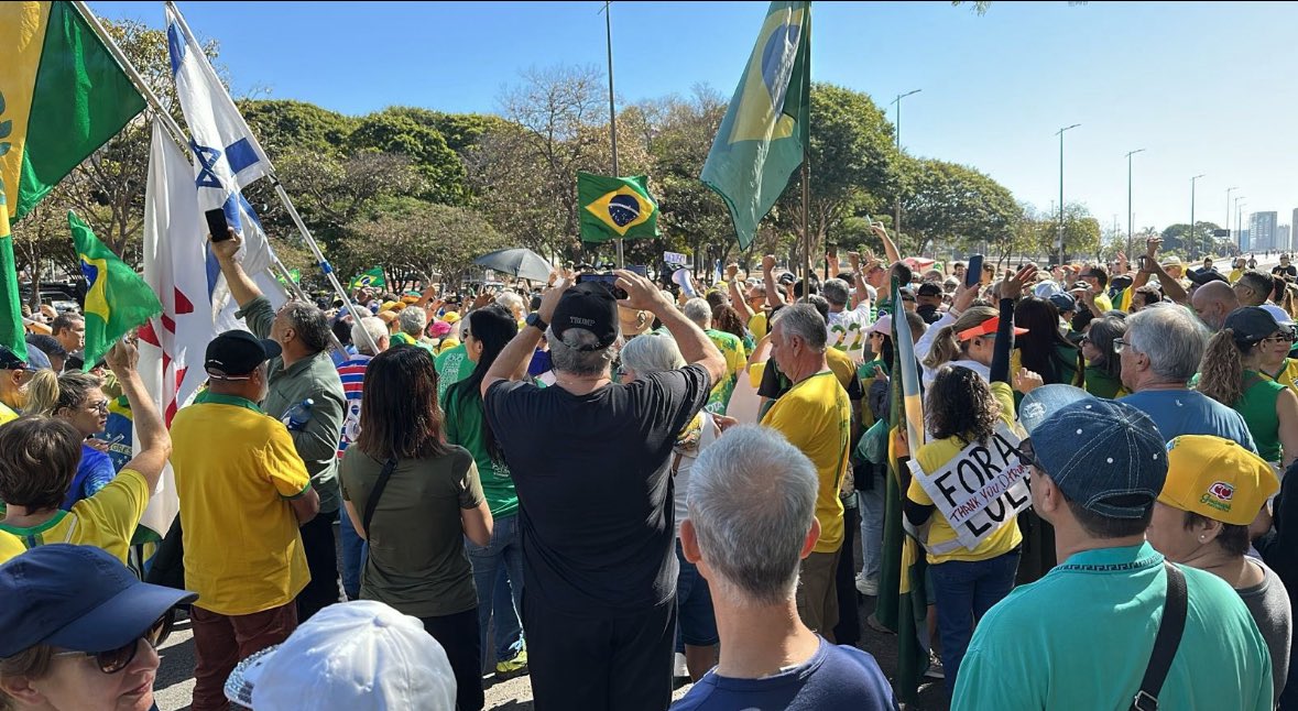 marinahelenabr's tweet photo. Coisa linda!  Manifestações espontâneas em Brasília e Belo Horizonte hoje. https://t.co/ohd4FLvjnm