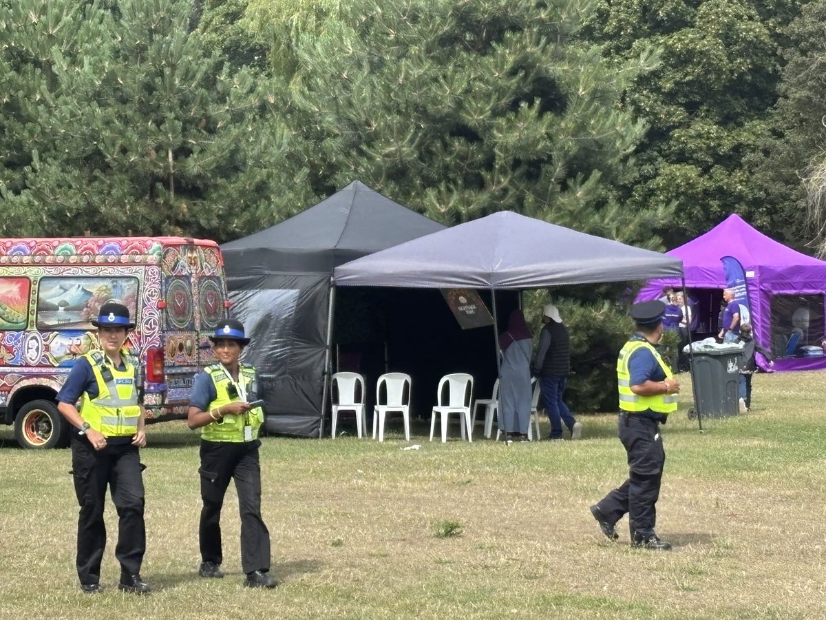 BedsPCC's tweet image. Great atmosphere and community spirit at Luton’s Desi Festival this afternoon. The rain didn’t diminish the warmth and enthusiasm. I spoke with a lion and with many residents, festival organisers, stall holders, @bedspolice officers and @lutoncouncil councillors.