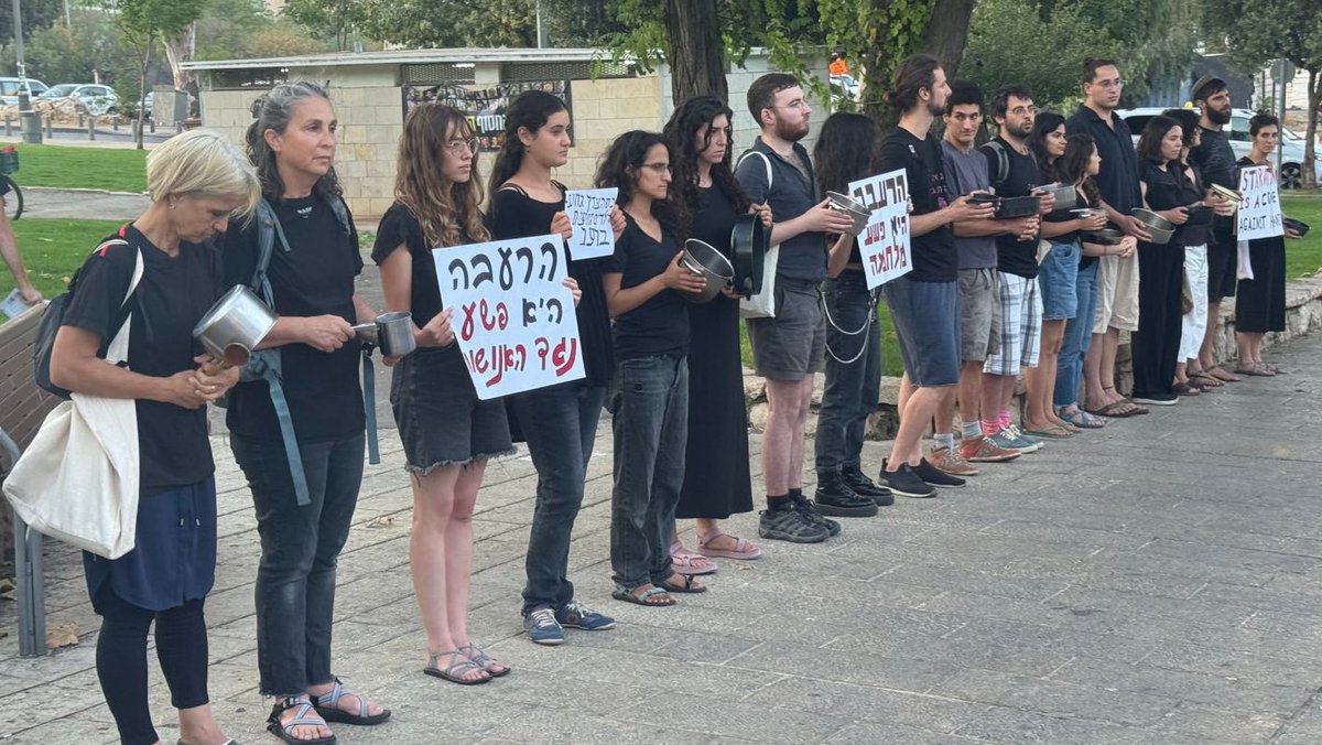 FreeJerusalem1's tweet image. מיצג מחאה עכשיו מול הקונסוליה של ארה״ב בירושלים - ובנקודות נוספות ברחבי הארץ
היום נרצחו 73 פלסטינים בנקודות ה״חלוקה״. יותר מ-150 נפצעו. אנחנו מרעיבים אנשים, אומרים להם לבוא לקחת אוכל, ויורים בהם. זה כל כך מזעזע אבל הציבור ממשיך לשתוק. אסור להפנות מבט מהזוועה הזאת. חובה להיאבק בה