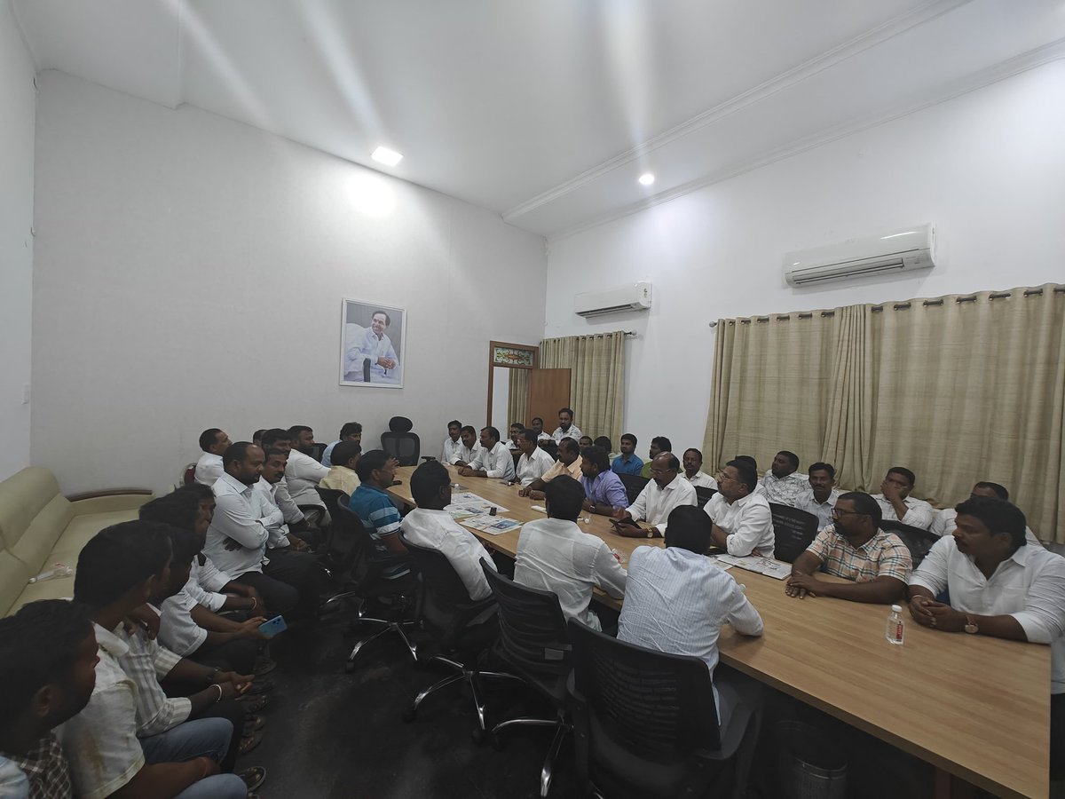 ఈరోజు తెలంగాణ భవన్లో చెన్నూరు అసెంబ్లీ నియోజకవర్గానికి సంబంధించిన ఐదు మండలాల ముఖ్య నాయకులతో సమావేశం నిర్వహించడం జరిగింది. ఈ సమావేశంలో మందమర్రి, జైపూర్, భీమారం, చెన్నూరు, కోటపల్లి మండలాల ముఖ్య నాయకులు పాల్గొన్నారు. రాబోయే స్థానిక సంస్థల ఎన్నికల్లో ఏ రకంగా పని చేసుకోవాలి, పార్టీ