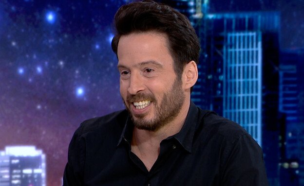 davidi_ben_zion's tweet image. היום יצאתי מכנס בגני התערוכה ונגמרה לי הסוללה בנייד, המטען ברכב לא עבד, הלך. קורה.
היעד הבא שלי היה רחוב ברמת גן, אבא הלל משהו. בשבילי תל אביב זו העיר הגדולה, כמו מנהטן, אני יודע כיוון כללי וזה הכל. בלי ווייז אני בברוך רציני.
עומד ברמזור, צופר לרכב ליד שיפתח חלון, נאדה..נוסע קצת…