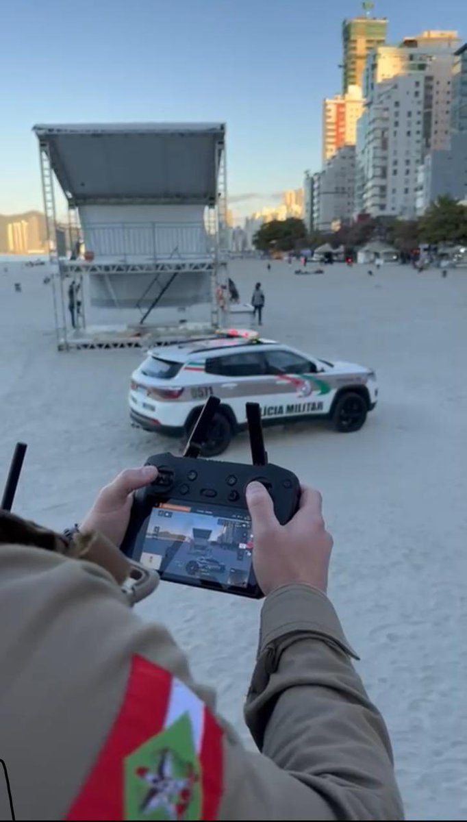 Um homem acaba de ser preso em Balneário Camboriú após ser identificado pelos nossos drones de reconhecimento facial. Tinha mandado em aberto. Tenho avisado sobre isso nas últimas semanas: Santa Catarina não está segura para quem tem prisão decretada. Depois não digam que não