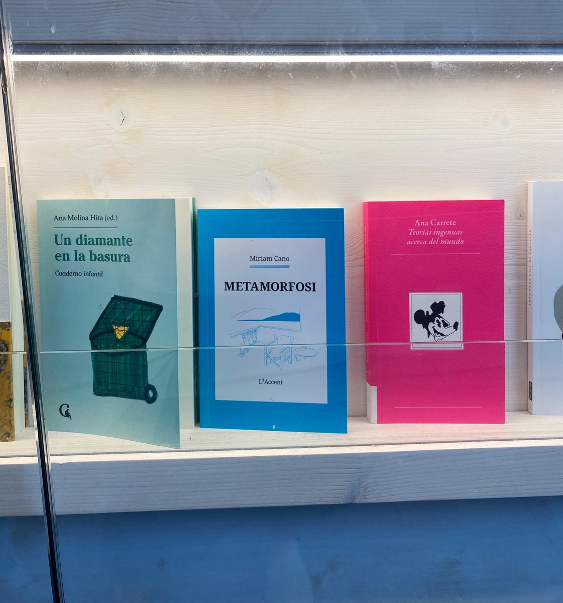 Llegir en Català (@llegirencatala) on Twitter photo 🌞 APARADORS D’ESTIU
<a href="/laiecccb/">Laie CCCB</a>
📚 Soc fan, de Sheena Patel, trad. Elena Ordeig <a href="/jande_editorial/">JAŊDE Editorial</a>
📚 Metamorfosi, de <a href="/_mrspremise/">Míriam Cano</a> <a href="/L_Avenc/">L'AVENÇ</a> 🌞 APARADORS D’ESTIU
<a href="/laiecccb/">Laie CCCB</a>
📚 Soc fan, de Sheena Patel, trad. Elena Ordeig <a href="/jande_editorial/">JAŊDE Editorial</a>
📚 Metamorfosi, de <a href="/_mrspremise/">Míriam Cano</a> <a href="/L_Avenc/">L'AVENÇ</a>