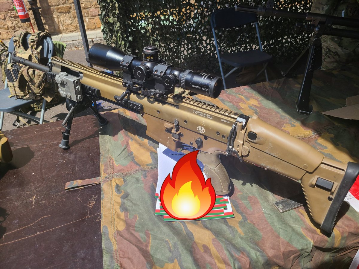 摸到了SCAR！
比想象中的要轻hhh