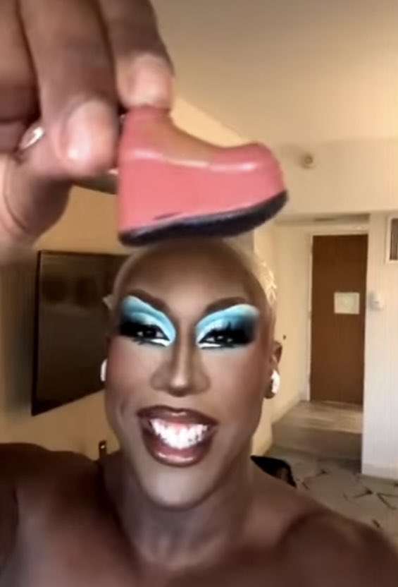 godsbabychild's tweet image. these kori 5000s really look so little every time she wears them i think of this incident