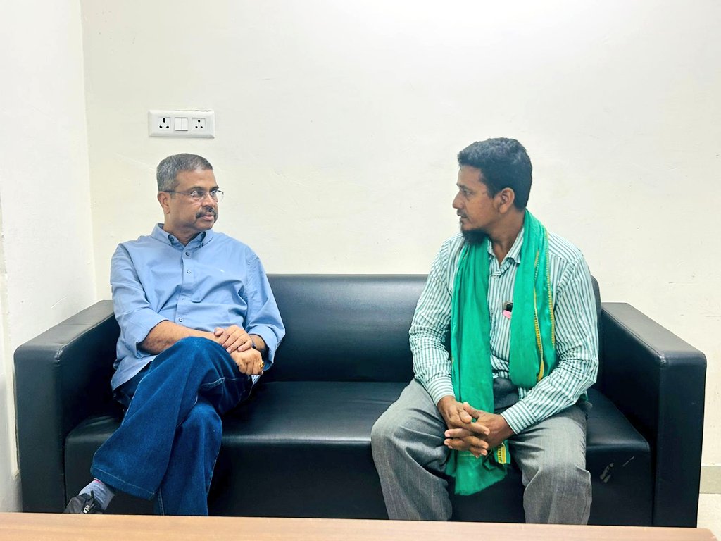 dpradhanbjp's tweet image. ପୁରୀ ଜିଲ୍ଲା ବଳଙ୍ଗା ଅଞ୍ଚଳରେ ଘଟିଥିବା ଅଭାବନୀୟ ଘଟଣାରେ ନାବାଳିକା ଜଣକ ନୂଆଦିଲ୍ଲୀ ସ୍ଥିତ ଏମ୍ସ ମେଡିକାଲରେ ଚିକିତ୍ସାଧୀନ ଅଛନ୍ତି । ତାଙ୍କର ପରିବାର ବର୍ଗଙ୍କୁ ଭେଟି ସମବେଦନା ଜଣାଇବା ସହ ସ୍ୱାସ୍ଥ୍ୟାବସ୍ଥା ସମ୍ପର୍କରେ ଏମ୍ସ କର୍ତ୍ତୃପକ୍ଷଙ୍କ ସହ ଆଲୋଚନା କଲି । ତାଙ୍କର ଆଶୁ ଆରୋଗ୍ୟ କାମନା କରିବା ସହ ଶୀଘ୍ର ସୁସ୍ଥ ହୋଇ ଘରକୁ…