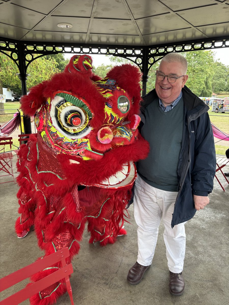 BedsPCC's tweet image. Great atmosphere and community spirit at Luton’s Desi Festival this afternoon. The rain didn’t diminish the warmth and enthusiasm. I spoke with a lion and with many residents, festival organisers, stall holders, @bedspolice officers and @lutoncouncil councillors.