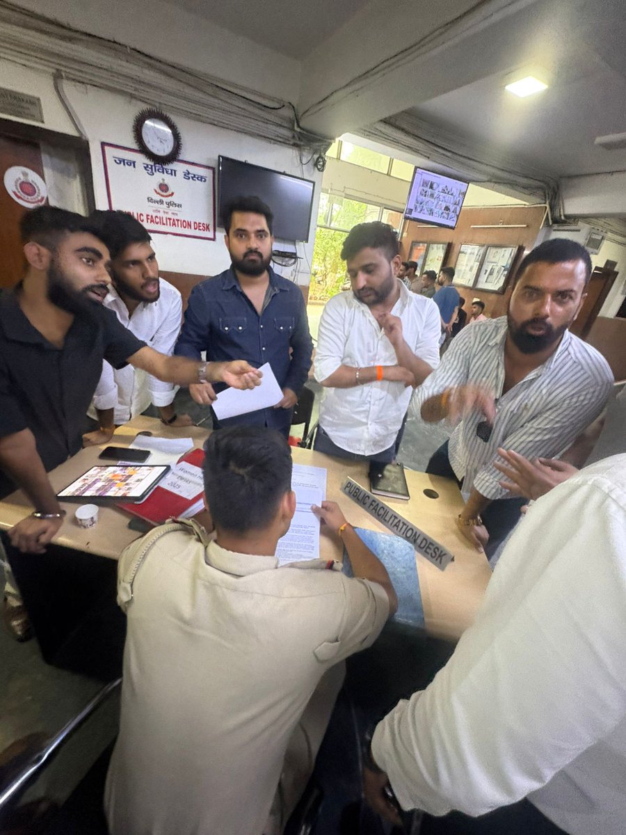 OmsinghASAP's tweet image. Zakir Hussain Delhi College के एक छात्र के साथ हो रहे लगातार उत्पीड़न की शिकायतों के बावजूद स्थानीय पुलिस थाना कमला मार्केट द्वारा कोई कार्रवाई नहीं की जा रही है। यह न सिर्फ प्रशासन की लापरवाही है, बल्कि छात्रों के साथ हो रहे अन्याय को बढ़ावा देने वाला कृत्य भी है।
आज…