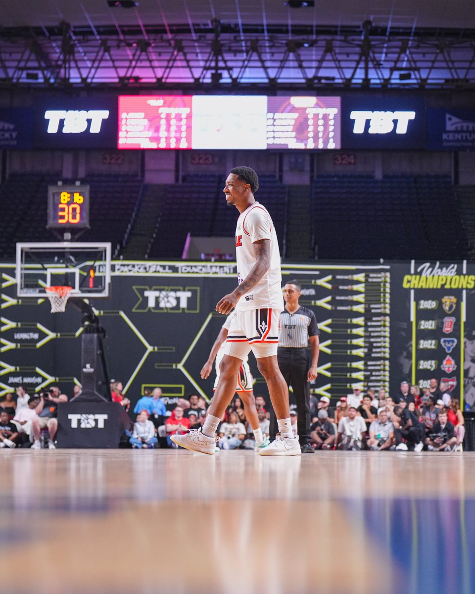 CapturedByJac0b's tweet image. TheVille TBT (@TBT_Louisville) pictures against Boston vs. Cancer📸🔥 Tag who you see 👇🏼 @thetournament