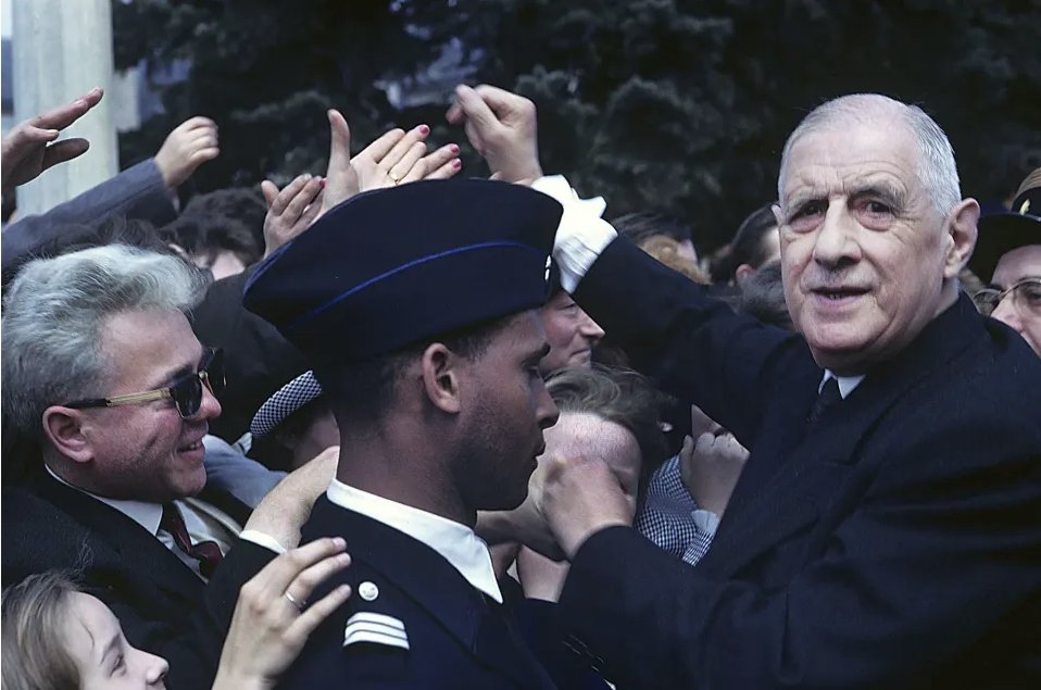 Gaullisme_Fr's tweet image. « Vos journalistes ont en commun avec la bourgeoisie française d'avoir perdu tout sentiment de fierté nationale. Pour pouvoir continuer à dîner en ville, la bourgeoisie accepterait n'importe quel abaissement de la nation. Déjà en 40, elle était derrière Pétain, car il lui…