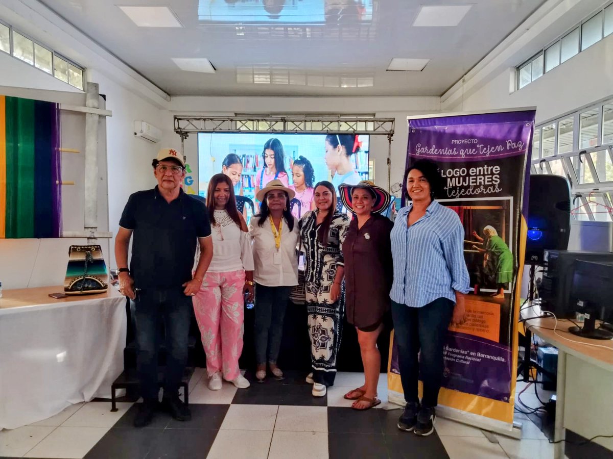 Stephanielop01's tweet image. Compartimos un espacio de escucha, conversación y construcción colectiva con mujeres del sector de Gardenias. Mujeres valientes, que han vivido el conflicto, que vienen de contextos vulnerables no solo de Barranquilla sino de distintas partes del país. 💖🫶🏻