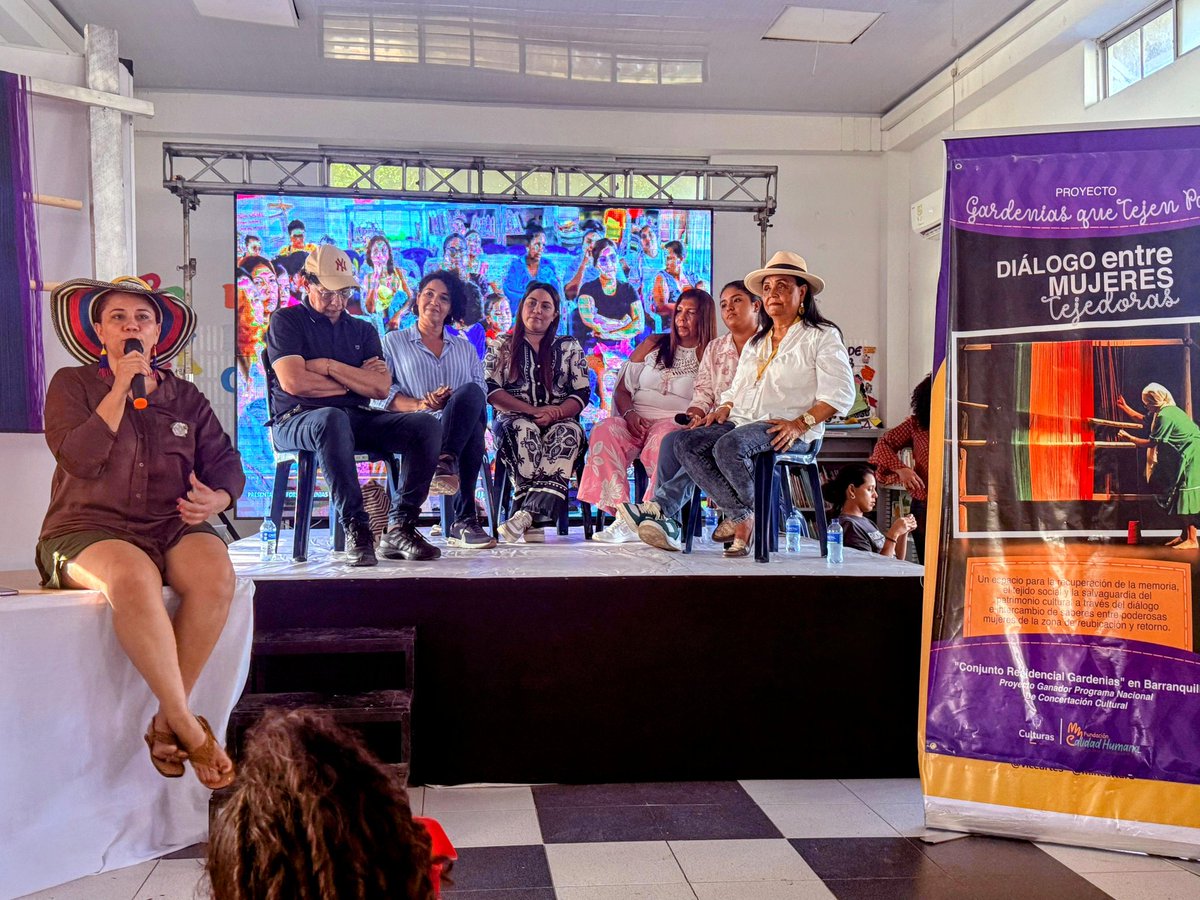 Stephanielop01's tweet image. Compartimos un espacio de escucha, conversación y construcción colectiva con mujeres del sector de Gardenias. Mujeres valientes, que han vivido el conflicto, que vienen de contextos vulnerables no solo de Barranquilla sino de distintas partes del país. 💖🫶🏻