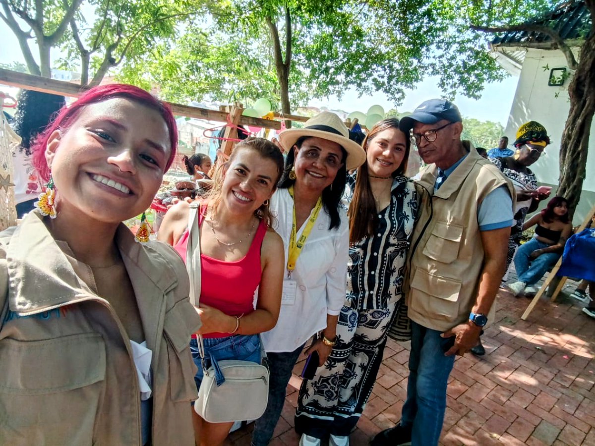 Stephanielop01's tweet image. Compartimos un espacio de escucha, conversación y construcción colectiva con mujeres del sector de Gardenias. Mujeres valientes, que han vivido el conflicto, que vienen de contextos vulnerables no solo de Barranquilla sino de distintas partes del país. 💖🫶🏻