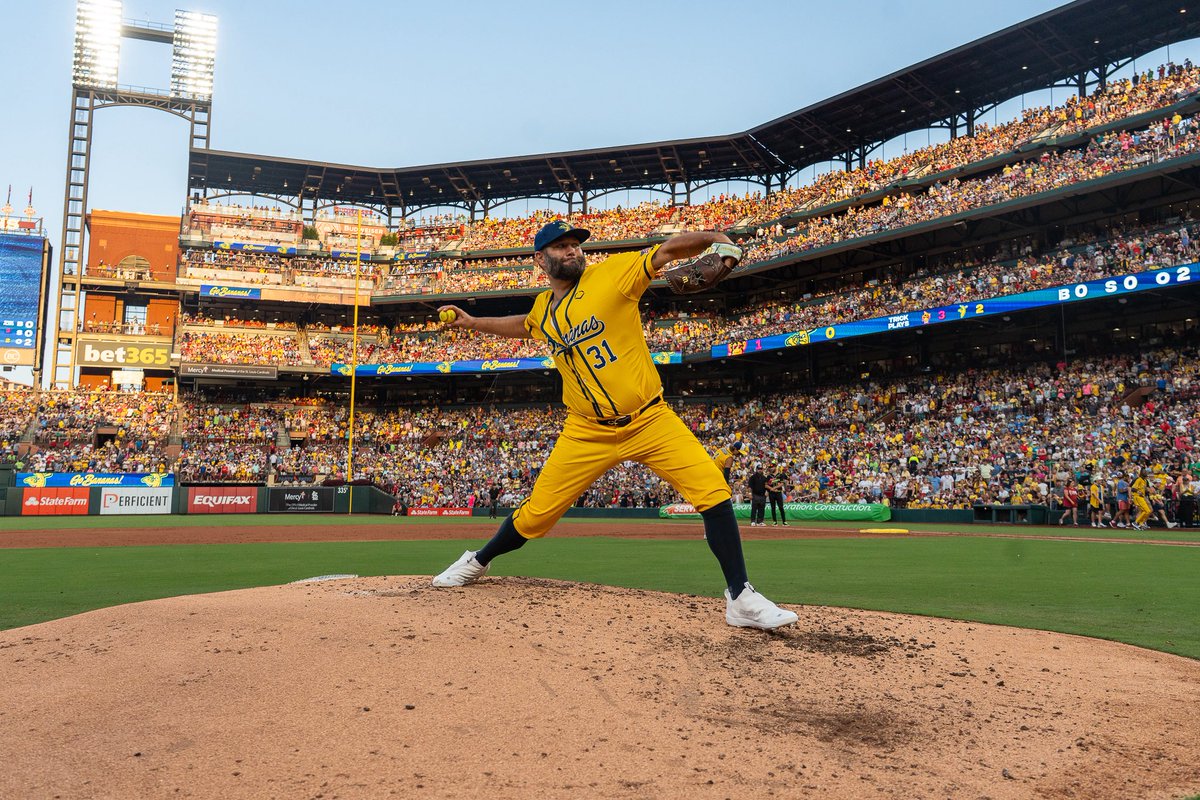 TheSavBananas's tweet image. St. Louis, we are SO back. We exposed a little secret 🫣, chose team Conrad (sorry, not sorry) 😘, and even had some… screaming goats 🐐? Speaking of goats, we had Cardinals legends Adam Wainwright, Lance Lynn, and Jason Isringhausen as honorary Bananas. But most importantly, we…